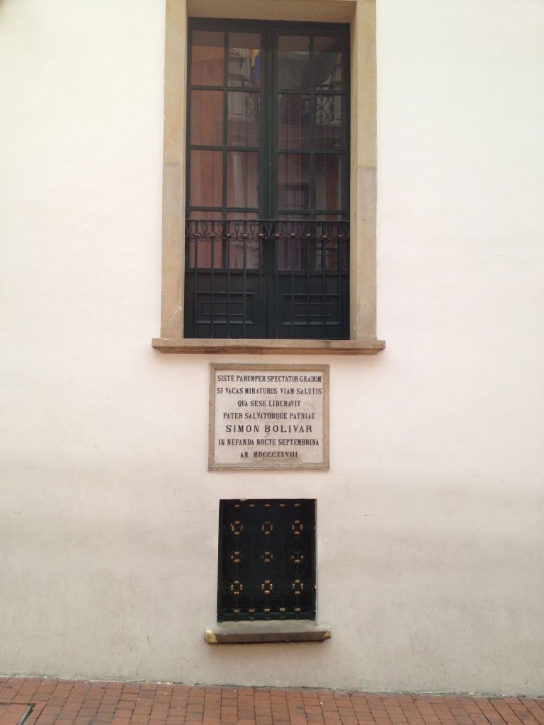 Aus diesem Fenster floh der Nationalheld Simon Bolívar als ein Mordanschlag auf ihn verübt wurde