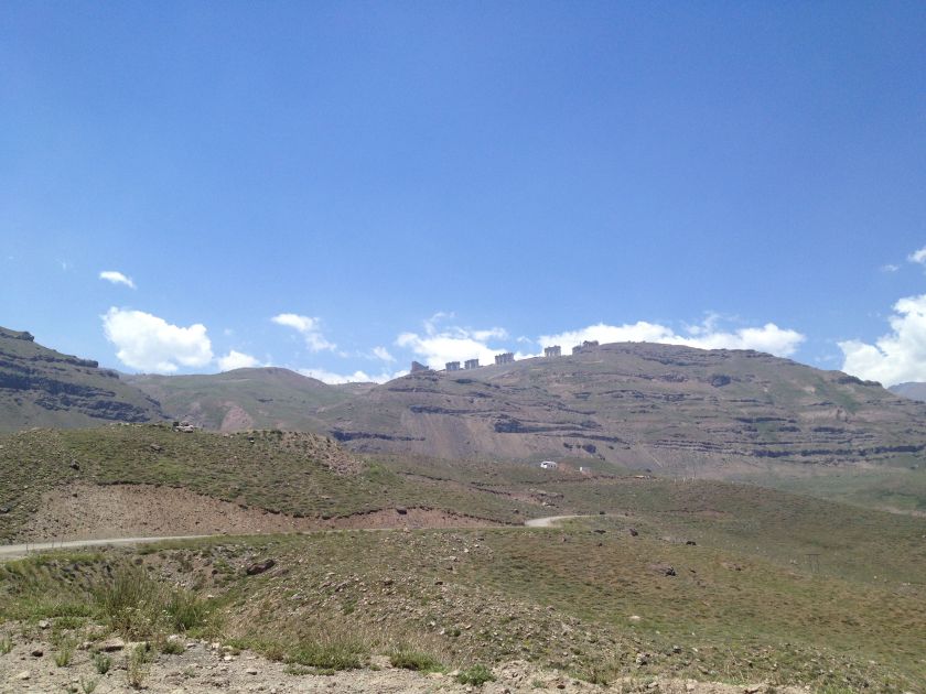 Skigebiet mit Hotelanlagen in der Ferne