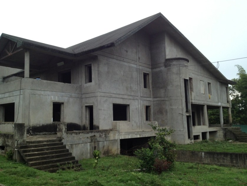 Viel Beton. Wie feucht das drinnen nach den hier häufigen und heftigen Regenfällen ist, kann man von außen schon ahnen.