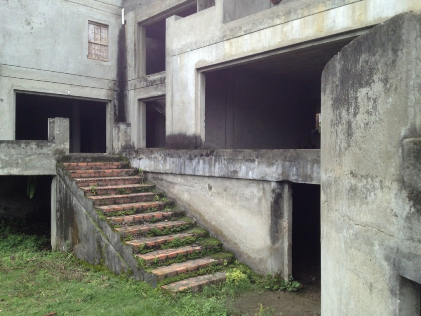 Vergammelt, vermoost, feucht.