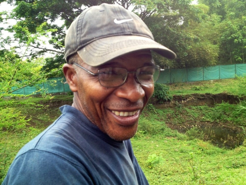Arnulfo. 60 Jahre alt. Lebt hier in der Nähe am Flussufer des Rio Pance in einer einfachen Hütte. Die Behausung ist auf einigermaßen eingeebnetem Boden aus Bambusstangen errichtet. Das Dach besteht teils aus Plastikplanen oder sonstigen Abfällen. Die Wände bieten keinen Schutz gegen den Starkregen.