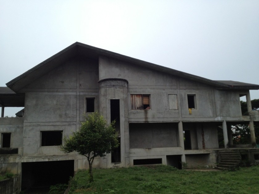 Ein Prachtbau. Links unten der Zugang zur Tiefgarage. Jetzt ein Rinderstall.