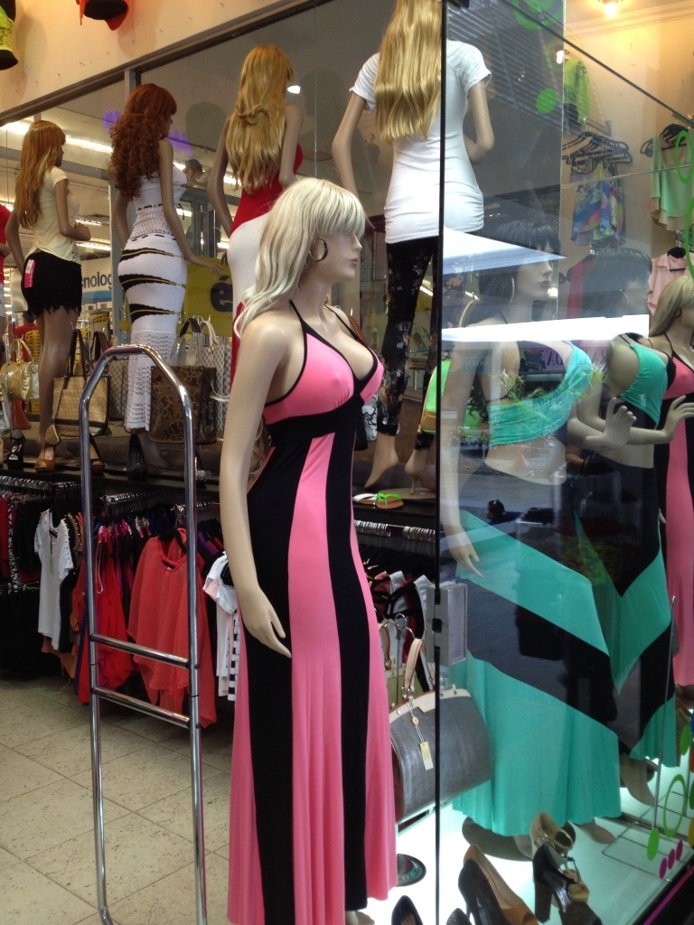 Die Schaufenster-Puppen spiegeln das hiesige Schönheitsideal wider