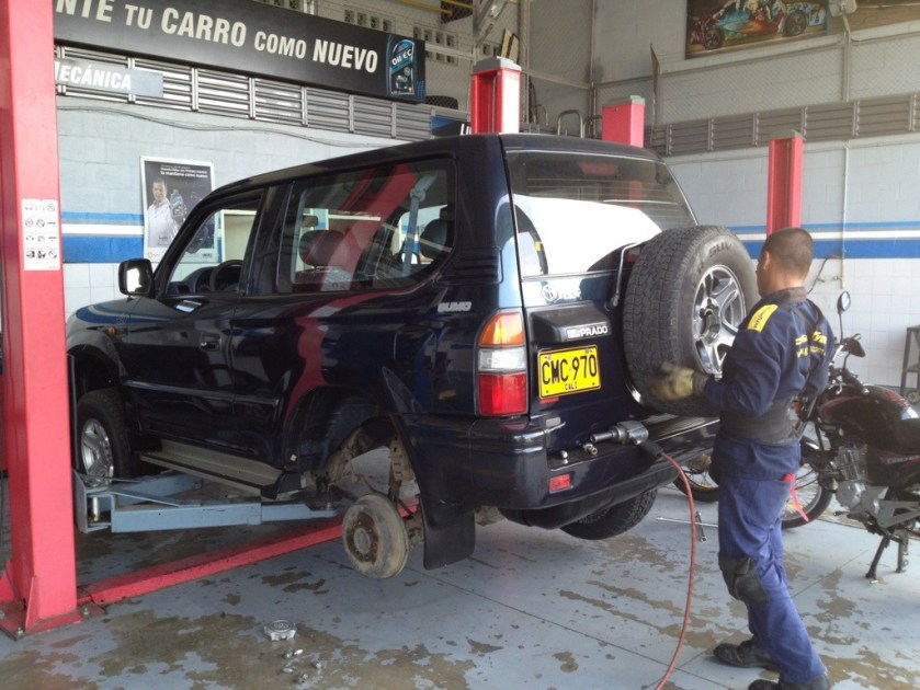 Unser Wagen bekommt zwei neue (echt neue!) All Terrain Reifen verpasst.