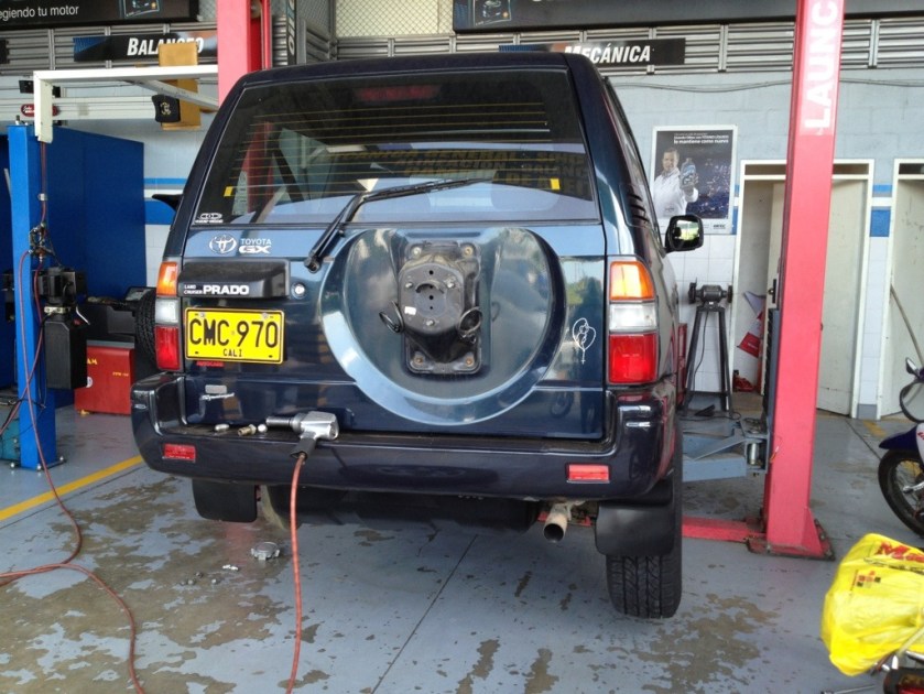 Neue Reifen und Spurvermessung beim Toyota Prado Sumo.