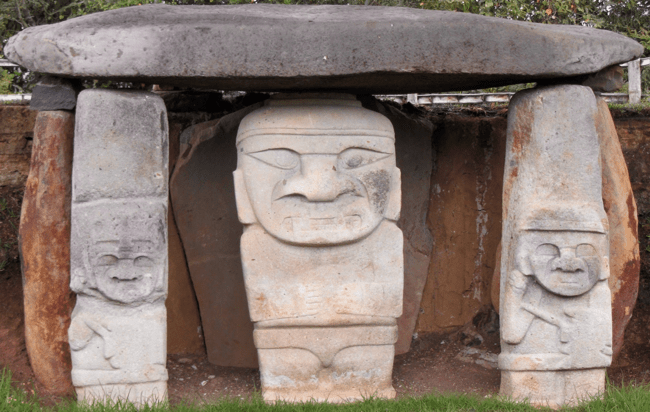 3 typische Statuen (Wächter?) vor einem Steingrab 