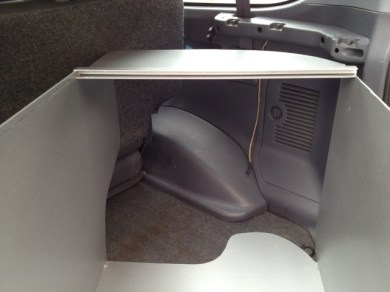 Die Kiste besteht aus zwei ineinandergesteckten Elementen. Leicht ein- und ausbaubar.