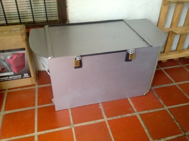 Diese schwere Metallkiste habe ich mir extra bauen lassen. Genau an den Kofferraum angepasst.